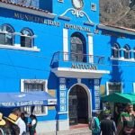 Traditioneel Peruaans gebouw met kleurrijke architectuur tegen bergachtige achtergrond.