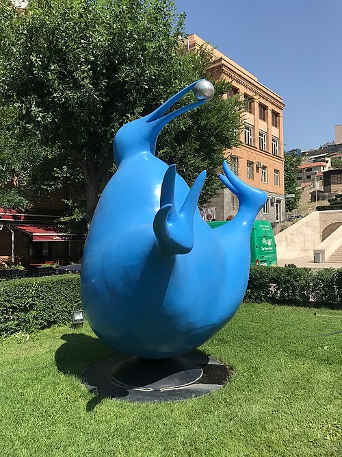 Kiwi met groenbruine schil en helder groen vruchtvlees.