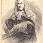 Portret van historische figuur in formele kleding staande bij boeken.