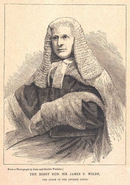 Portret van historische figuur in formele kleding staande bij boeken.