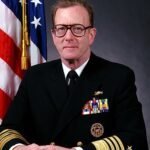 Portret van Admiral James R. Hogg, historische marineofficier in uniform met medailles.