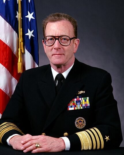 Portret van Admiral James R. Hogg, historische marineofficier in uniform met medailles.