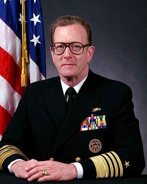 Portret van Admiral James R. Hogg, historische marineofficier in uniform met medailles.