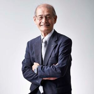 Akira Yoshino's portret in zwart-wit.