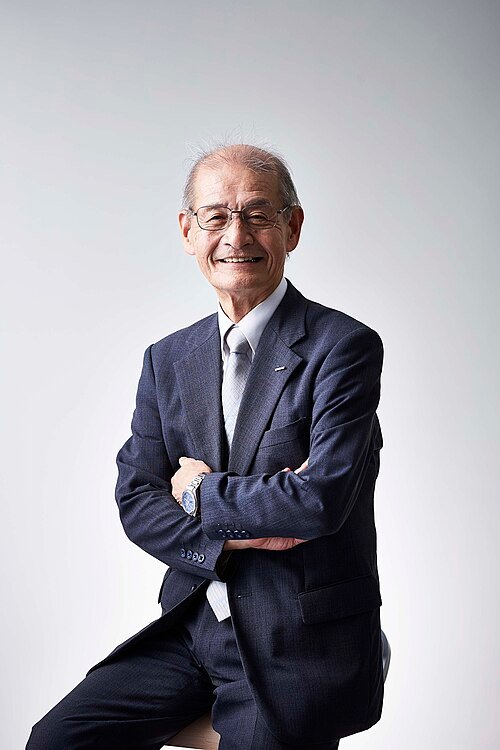 Akira Yoshino's portret in zwart-wit.