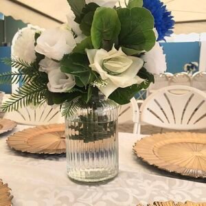 Artificiële rozenbloem in levendige kleuren en realistisch ontwerp.