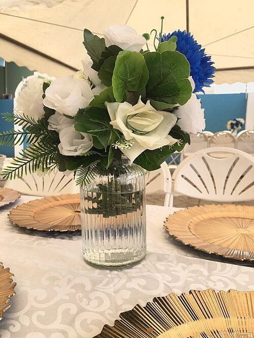 Artificiële rozenbloem in levendige kleuren en realistisch ontwerp.