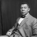 Zwart-wit portret van Thomas Harvey Johnston in historische stijl, formele kleding.