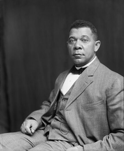 Zwart-wit portret van Thomas Harvey Johnston in historische stijl, formele kleding.