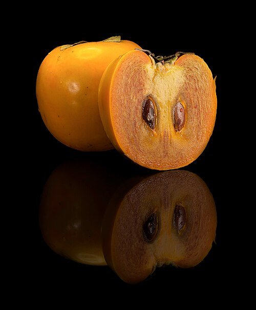 Verse kaki met donkere chocolade op zwarte achtergrond.