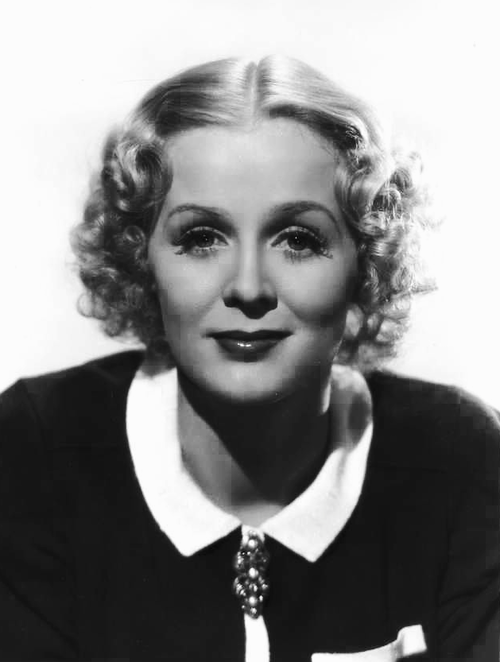 Portret van Gloria Stuart in 1937, zwart-wit.