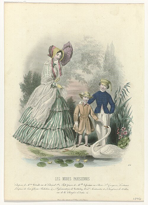 Vintage zwarte hoed met lintdetail en veer, chique en klassiek.