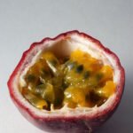 Passiebloem met open fruit, heldere kleuren en gedetailleerde structuur.