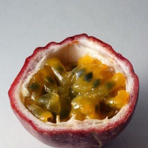 Passiebloem met open fruit, heldere kleuren en gedetailleerde structuur.