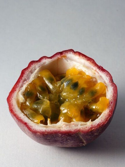 Passiebloem met open fruit, heldere kleuren en gedetailleerde structuur.