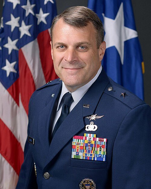 Peter Lambert roos met witte bloemblaadjes en groen blad.