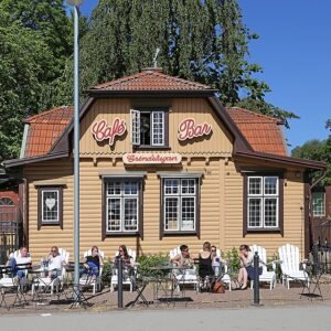 Bloeiende bloemen en groene planten in Trädgårdsföreningens park, Göteborg.