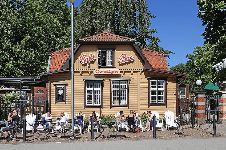 Bloeiende bloemen en groene planten in Trädgårdsföreningens park, Göteborg.