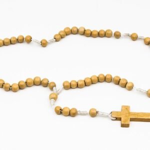 Houten kralen rozenkrans met metalen kruis, traditioneel katholiek devotioneel item.