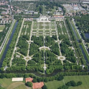 Aangelegde tuinen en paden in Großer Garten vanuit zuidelijke luchtfoto.