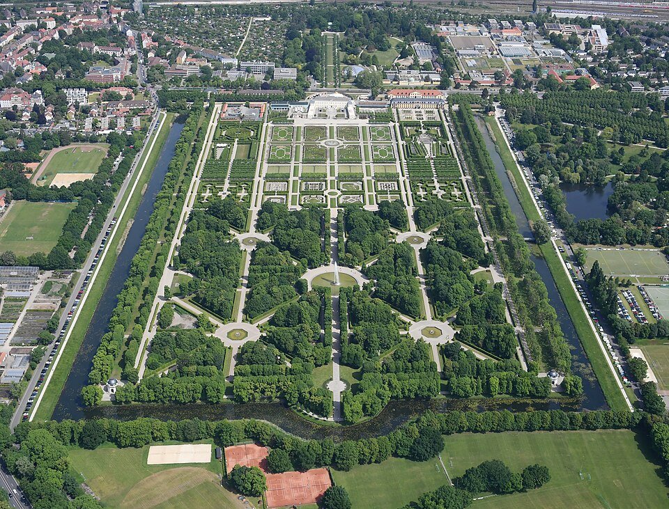 Aangelegde tuinen en paden in Großer Garten vanuit zuidelijke luchtfoto.