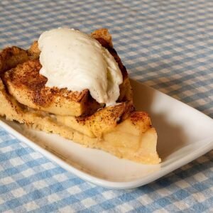 Vanille-ijs op appeltaart met vanille-ijs en slagroom.