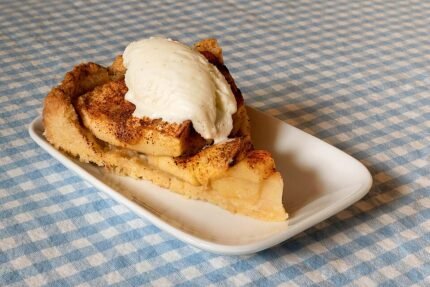 Vanille-ijs op appeltaart met vanille-ijs en slagroom.
