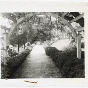 Historisch herenhuis met groene tuin en lange oprijlaan in Fredericksburg, Virginia.
