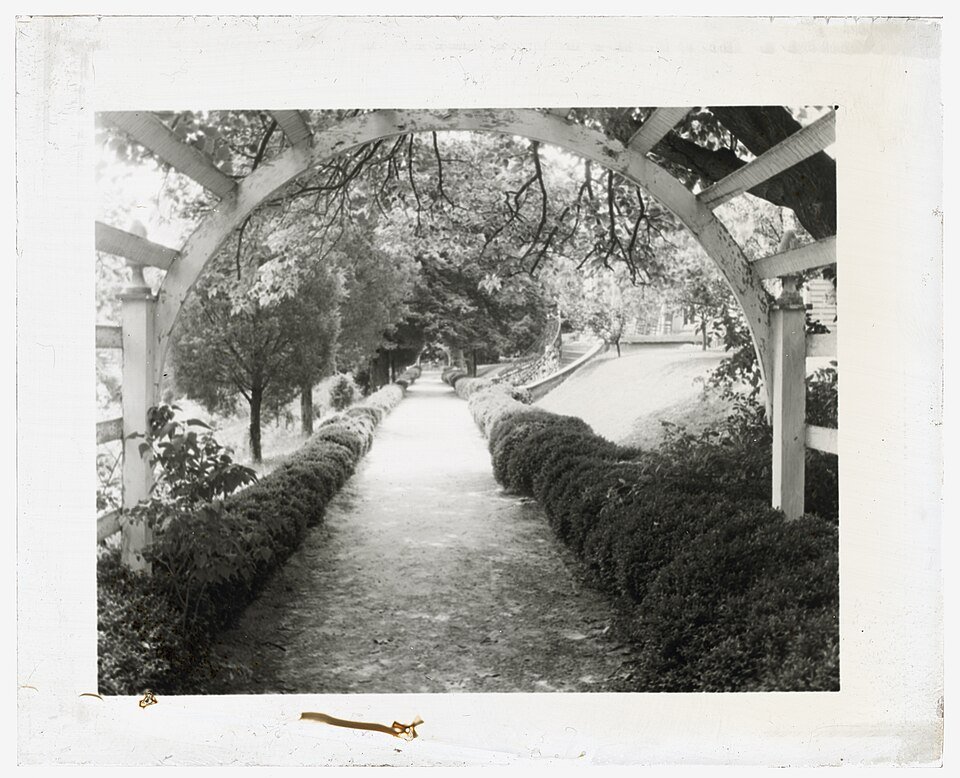 Historisch herenhuis met groene tuin en lange oprijlaan in Fredericksburg, Virginia.