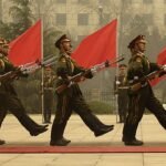 Chinese erewacht in traditionele kledij bij marmeren zuil.