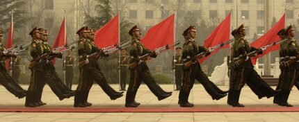 Chinese erewacht in traditionele kledij bij marmeren zuil.