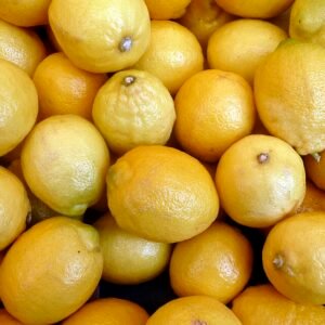 Frisse gele citroen op witte achtergrond.