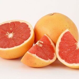 Rijpe roze grapefruit op een tak.