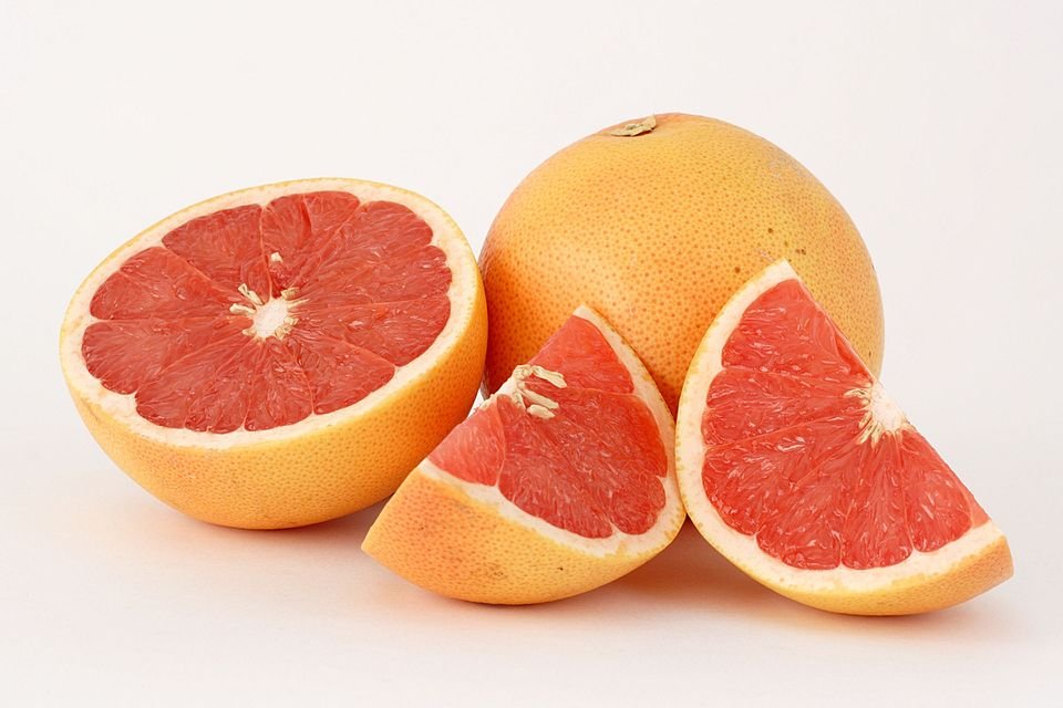 Rijpe roze grapefruit op een tak.
