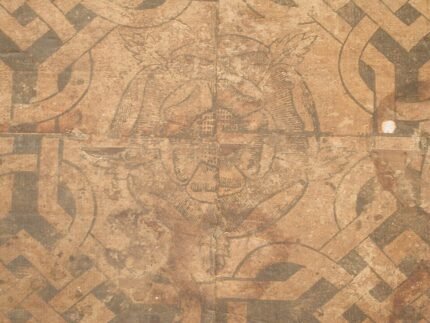 Houten Tudorroos juwelendoos met ingewikkelde gravures en vintage uitstraling.
