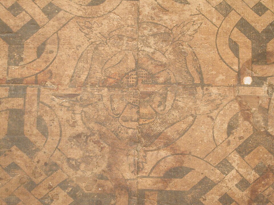 Houten Tudorroos juwelendoos met ingewikkelde gravures en vintage uitstraling.