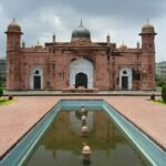 Oude rode stenen forttoren van Lalbagh Fort in Dhaka, Bangladesh.