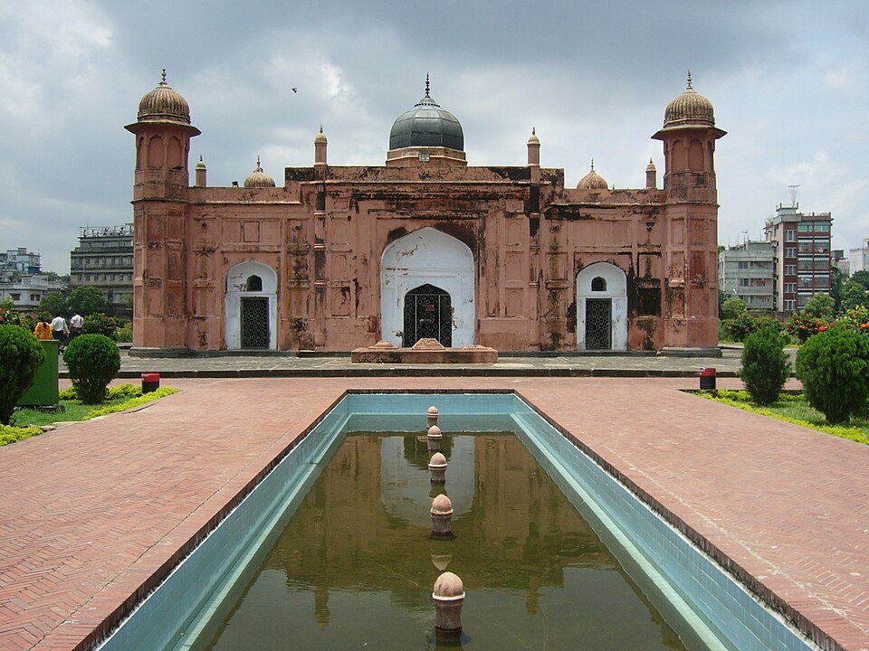 Oude rode stenen forttoren van Lalbagh Fort in Dhaka, Bangladesh.