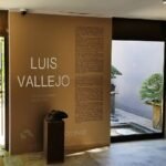 Entree van het Luis Vallejo Bonsai Museum met stenen pad.