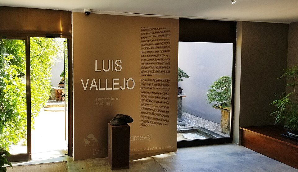 Entree van het Luis Vallejo Bonsai Museum met stenen pad.