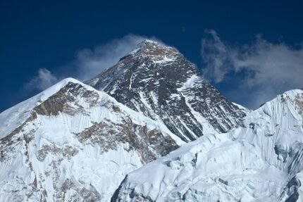 Rijpe tangor fruit met besneeuwde Himalaya bergen op achtergrond.