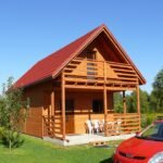 Historisch stadje Poraj in Polen met stenen gebouwen en schilderachtig landschap.