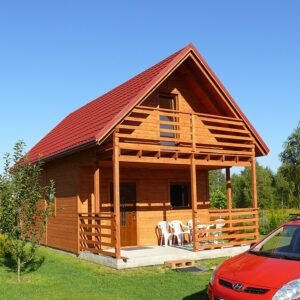 Historisch stadje Poraj in Polen met stenen gebouwen en schilderachtig landschap.