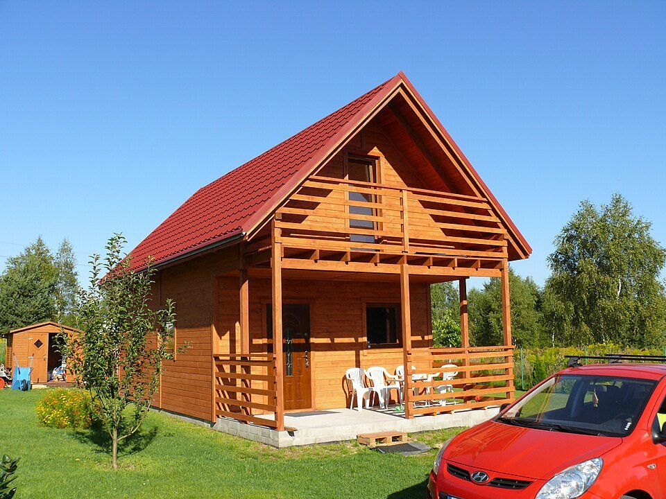 Historisch stadje Poraj in Polen met stenen gebouwen en schilderachtig landschap.