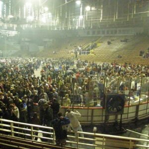 Moderne witte hanglamp met ronde vorm en heldere verlichting.