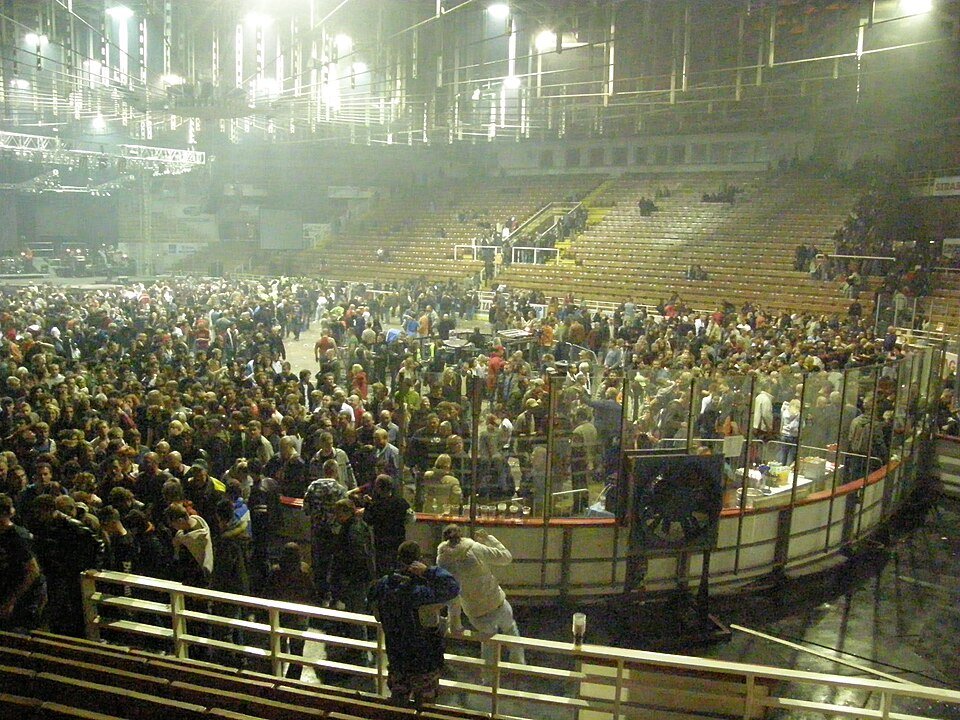 Moderne witte hanglamp met ronde vorm en heldere verlichting.