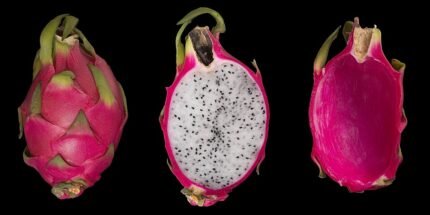 Heldergroene Selenicereus vrucht met witte vlekken op witte achtergrond.