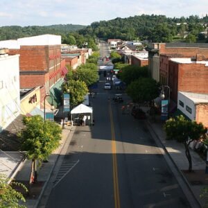 Historische hoofdstraat met oude gebouwen in Galax, Virginia.