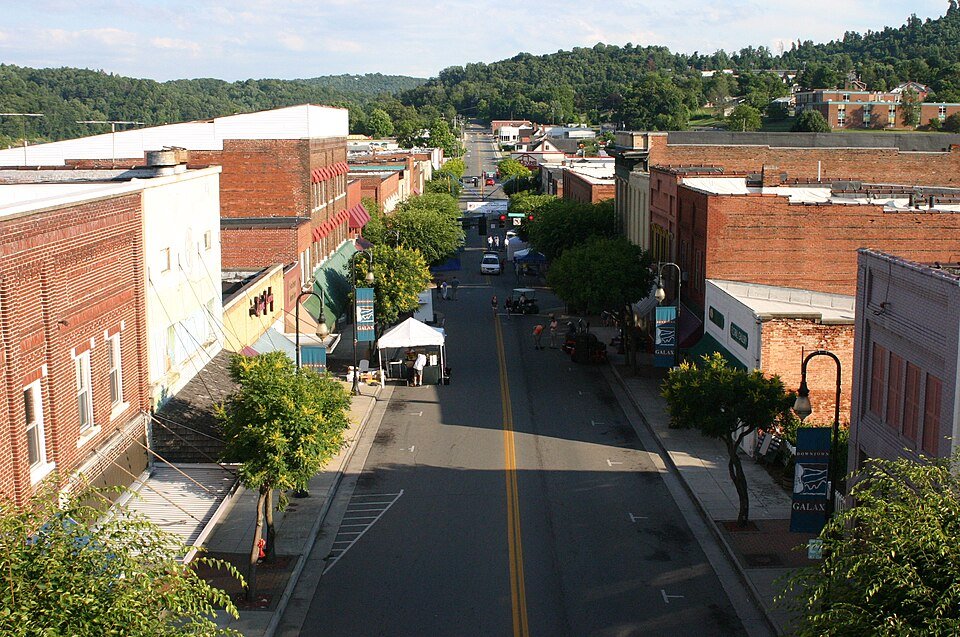 Historische hoofdstraat met oude gebouwen in Galax, Virginia.
