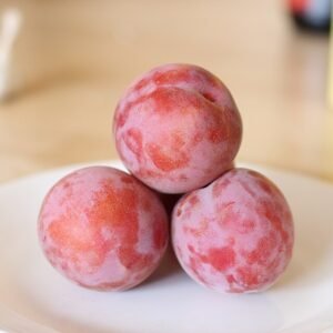 Rijpe peacotums op een houten tafel.
